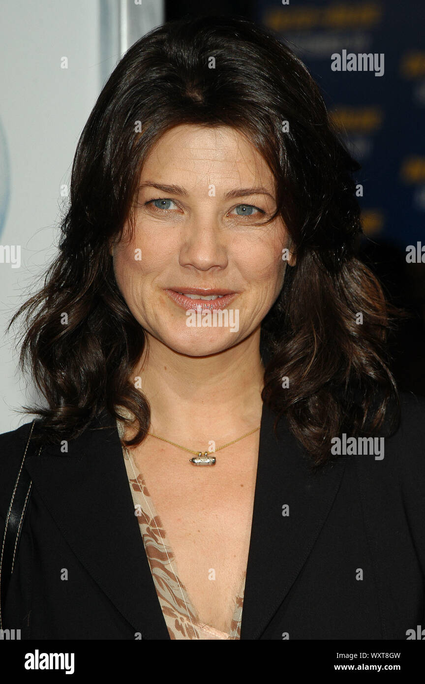 Daphne Zuniga à l 'Into The Blue' Premiere tenue au Mann Village Theater à Westwood, CA. L'événement a eu lieu le mercredi 21 septembre 2005. Photo par : / PictureLux SBM - Référence #  Fichier SBMPLX 33864-4143 Banque D'Images