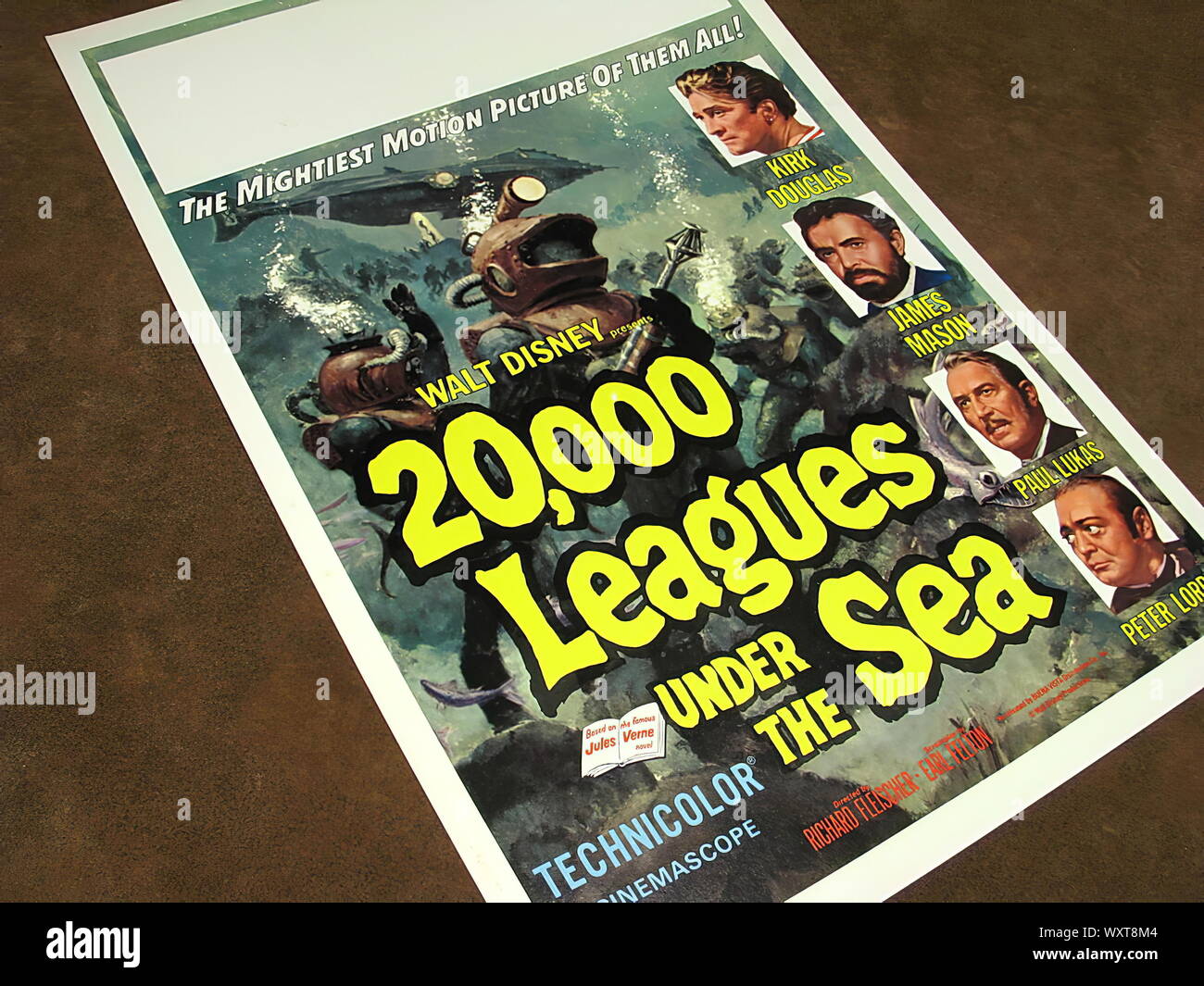 Affiche de film classique de Vingt mille lieues sous les mers 1954. Banque D'Images