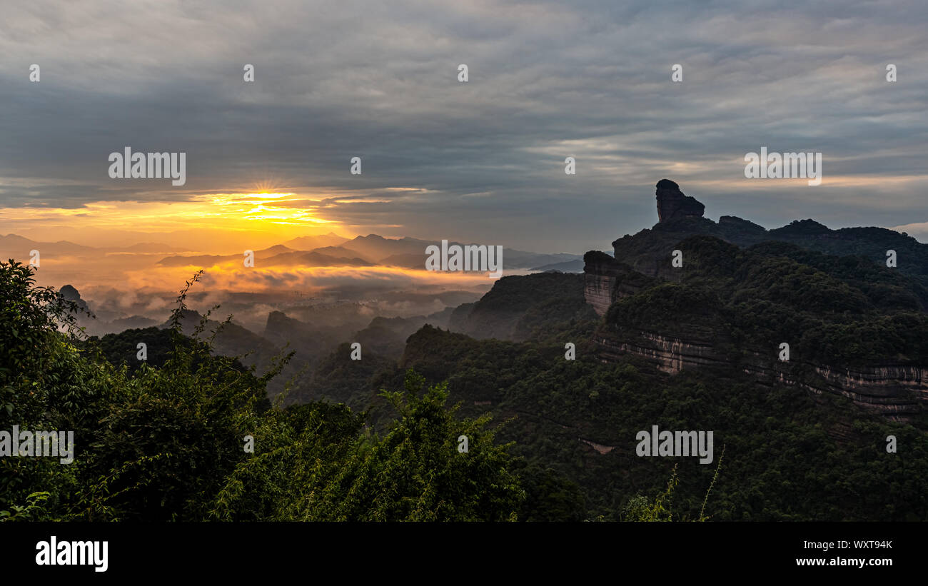 Lever du soleil sur le célèbre Mont de Danxia, Guangdong, Chine Banque D'Images
