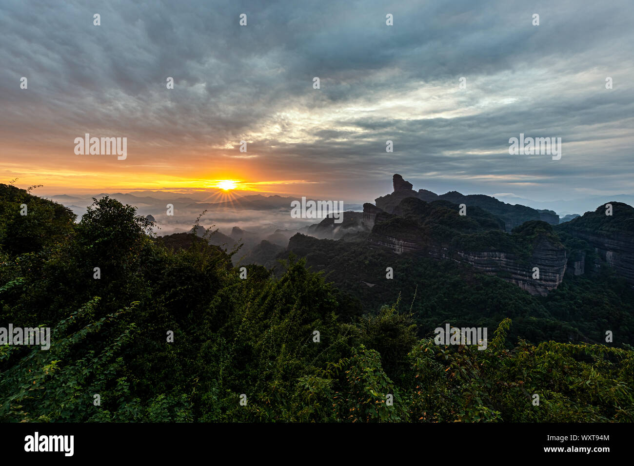 Lever du soleil sur le célèbre Mont de Danxia, Guangdong, Chine Banque D'Images