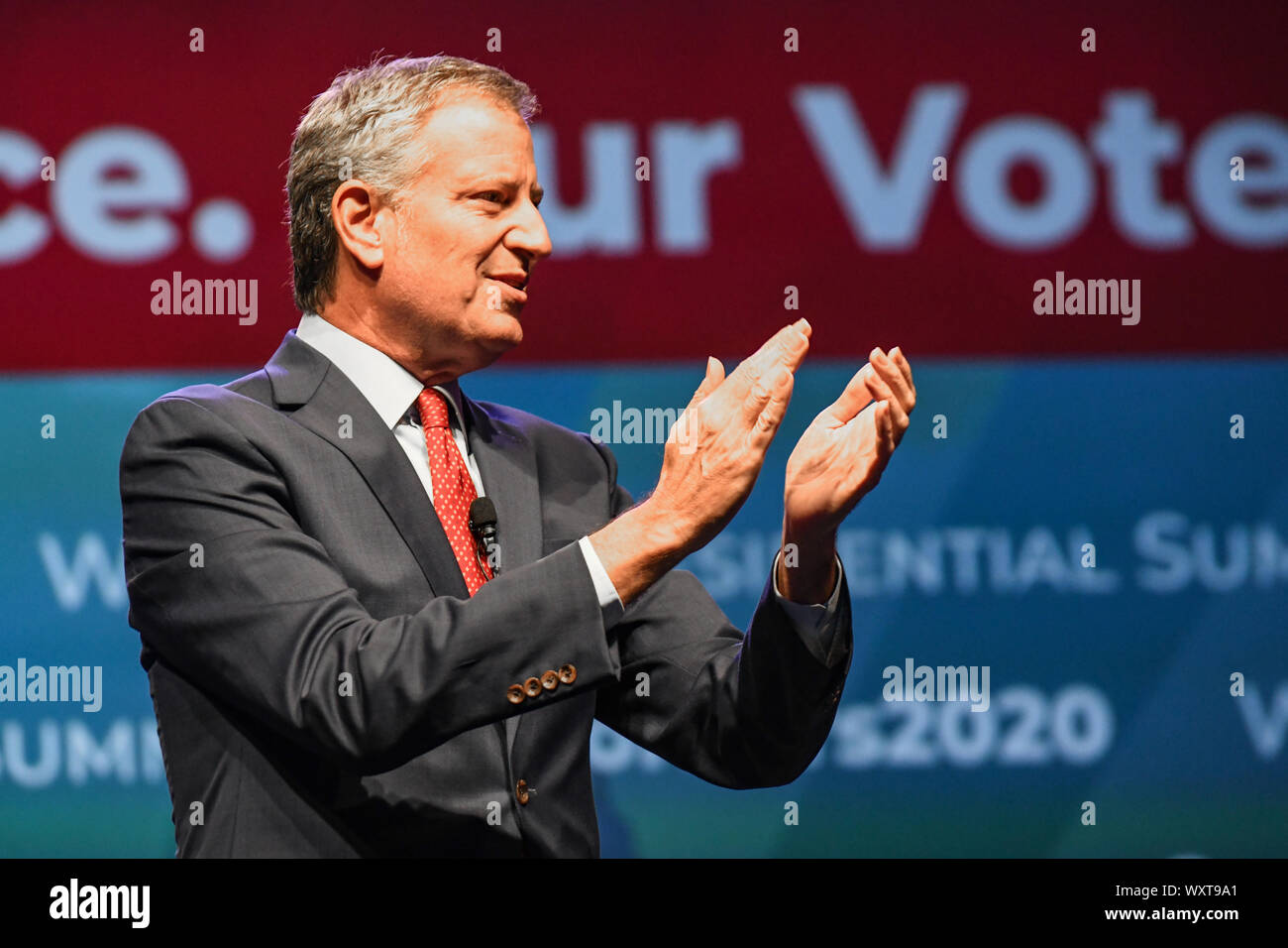 Bill De Blasio Candidat à l'élection présidentielle et maire de New York s'exprime à l'AFL - CIO Sommet présidentiel jours avant qu'il termine la course à la nomination présidentielle démocratique. S'exprimant lors de la Philadelphia Convention Center de Philadelphie, Pennsylvanie, USA Crédit : Don Mennig / Alamy Live News Banque D'Images