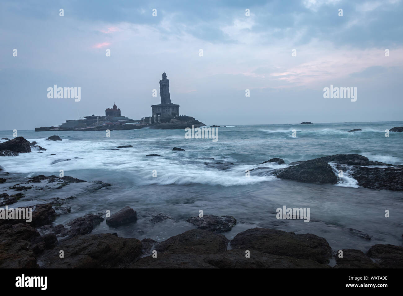 Vue à l'aube de la mer depuis le bord de mer avec l'image de la statue montre le monument commémoratif du rocher de Vivekananda et la statue de Thiruvalluvar à Kanyakumari Inde. Banque D'Images
