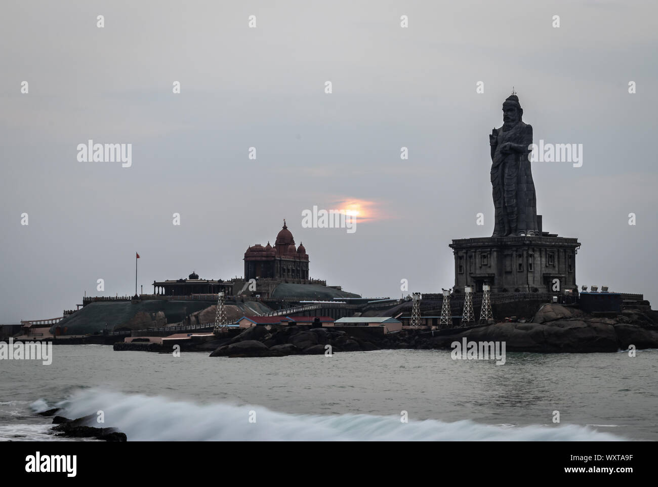 Vue à l'aube de la mer depuis le bord de mer avec l'image de la statue montre le monument commémoratif du rocher de Vivekananda et la statue de Thiruvalluvar à Kanyakumari Inde. Banque D'Images