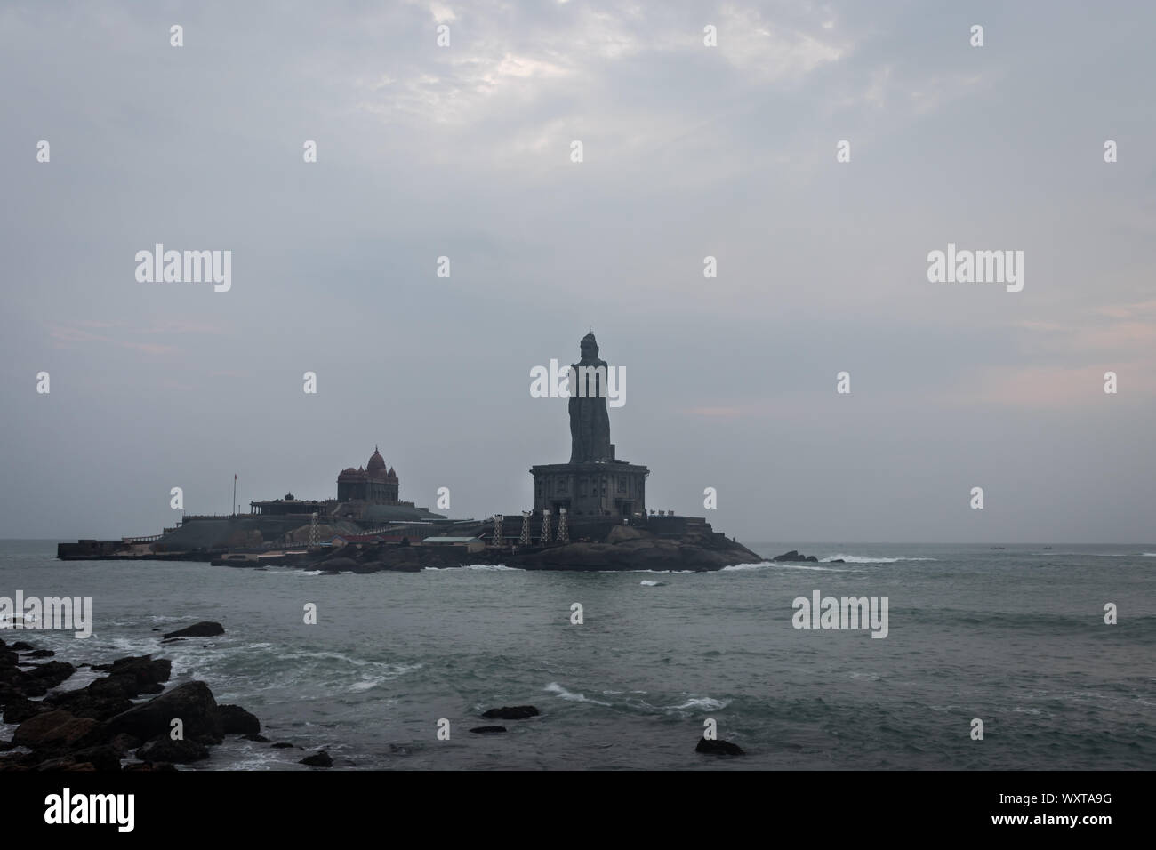 Vue à l'aube de la mer depuis le bord de mer avec l'image de la statue montre le monument commémoratif du rocher de Vivekananda et la statue de Thiruvalluvar à Kanyakumari Inde. Banque D'Images