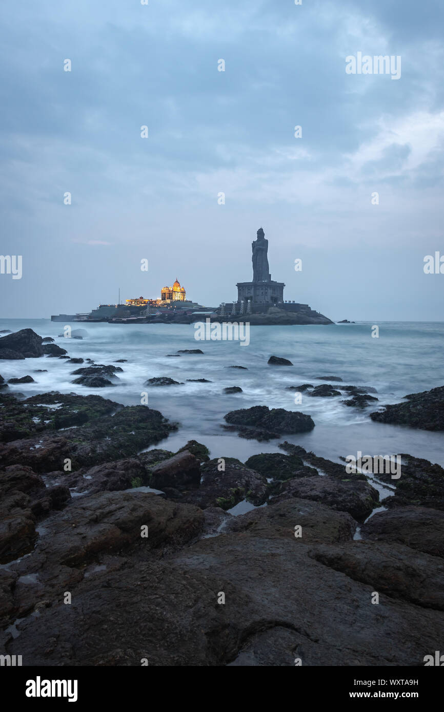 Vue à l'aube de la mer depuis le bord de mer avec l'image de la statue montre le monument commémoratif du rocher de Vivekananda et la statue de Thiruvalluvar à Kanyakumari Inde. Banque D'Images
