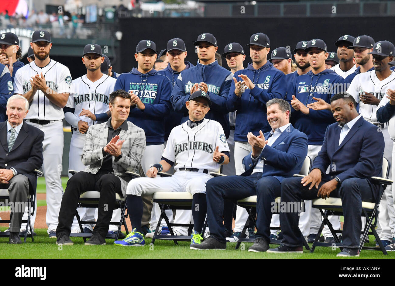 Ancien joueur de Seattle Mariners Ichiro Suzuki (centre) réagit en tant que directeur général Jerry Dipoto, les navigateurs légende Edgar Martinez et Ken Griffey, Jr., applaudir lors d'une cérémonie qui a rendu hommage à la franchise Suzuki achievement award avant avant le match de la Ligue Majeure de Baseball à T-Mobile Park le 14 septembre 2019, à Seattle, États-Unis. Credit : AFLO/Alamy Live News Banque D'Images