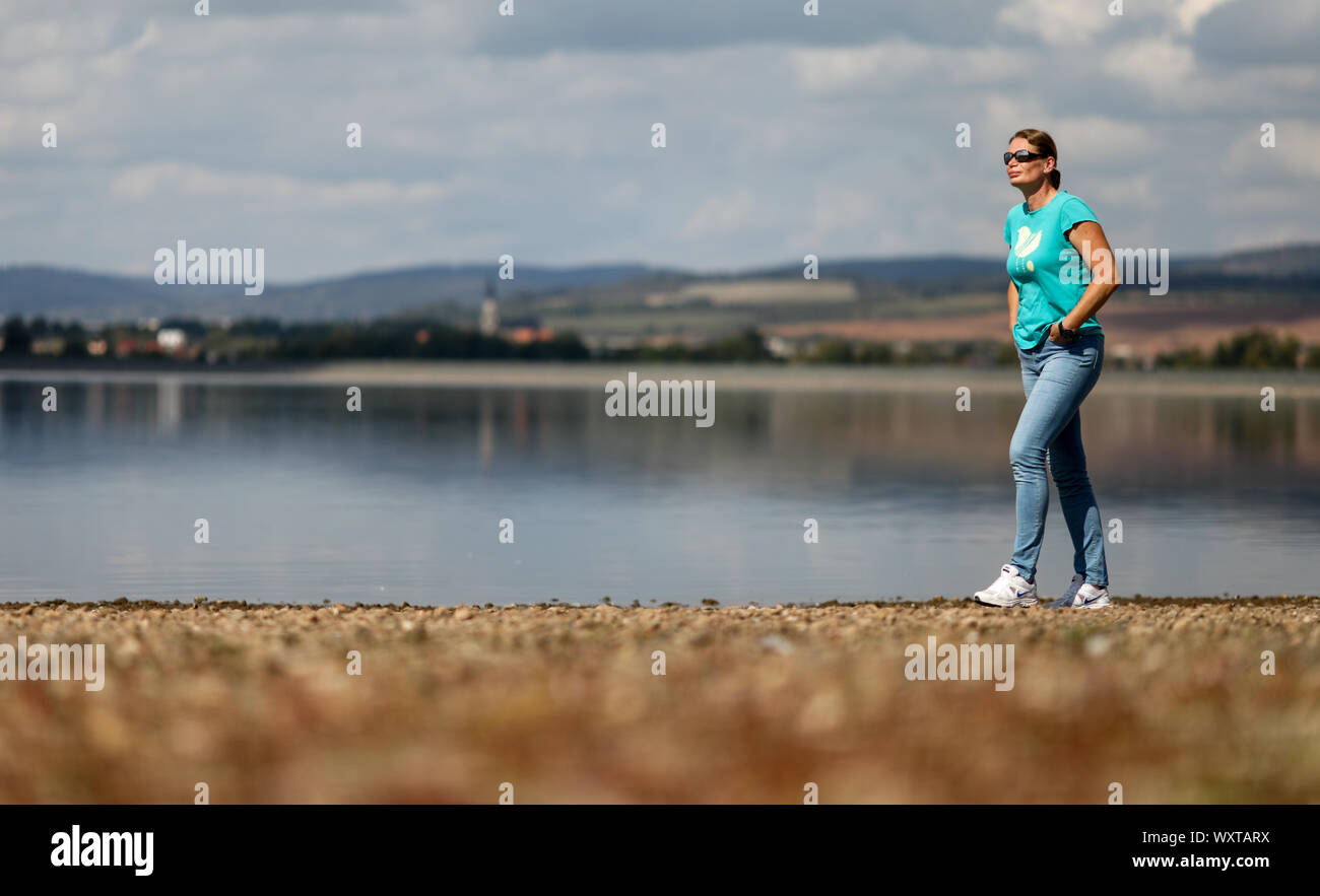 12 septembre 2019, de Saxe-Anhalt, de Kelbra : ex-shot putter Nadine Kleinert promenades le long du réservoir de Kelbra. Manque d'attractivité pour les adolescents, presque pas de présence TV, frustrés et entraîneurs manquent souvent de la sécurité financière des athlètes : l'ex-world-class-shot putter ne donne pas la base olympique du sport un grand avenir. "Si les choses continuent comme ceci, l'athlétisme sera mort dans dix ans - et le DLV n'existe plus", a déclaré le médaillé d'argent des Jeux Olympiques de 2004 dans un entretien avec l'agence de presse allemande. (Dpa 'ex-ball-putter Kleinert : 'ce n'est plus mon athlétisme !') ") P Banque D'Images