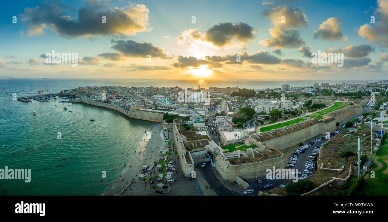 Vue du coucher de soleil d'été de l'antenne de l'Acco, Acre, Akko vieille ville médiévale avec toit vert de la mosquée Al Jazzar et crusader palace, remparts, marché arabe, Israël Banque D'Images