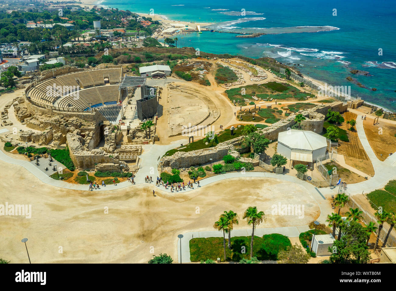 Vue panoramique aérienne de Casarea Maritima, ancienne ville fortifiée de l'époque romaine, byzantine et l'ère des Croisades avec remparts, bastions, sur la côte de la Banque D'Images