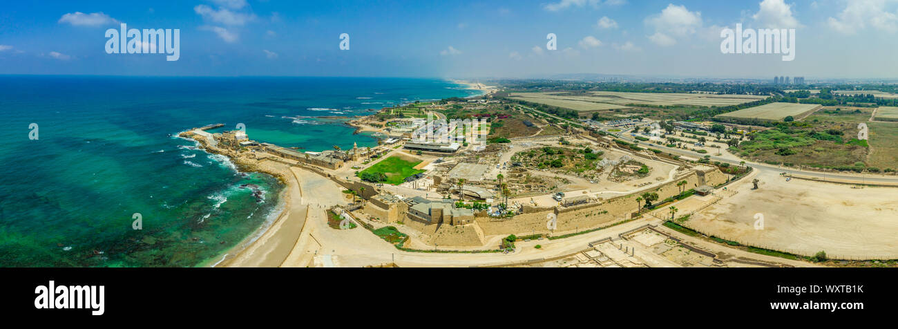 Vue panoramique aérienne de Casarea Maritima, ancienne ville fortifiée de l'époque romaine, byzantine et l'ère des Croisades avec remparts, bastions, sur la côte de la Banque D'Images