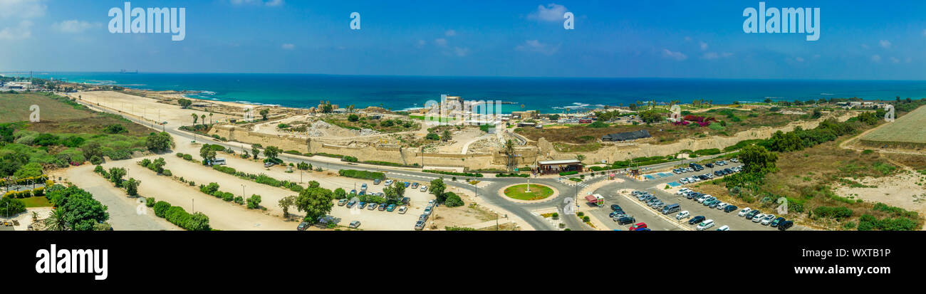 Vue panoramique aérienne de Casarea Maritima, ancienne ville fortifiée de l'époque romaine, byzantine et l'ère des Croisades avec remparts, bastions, sur la côte de la Banque D'Images