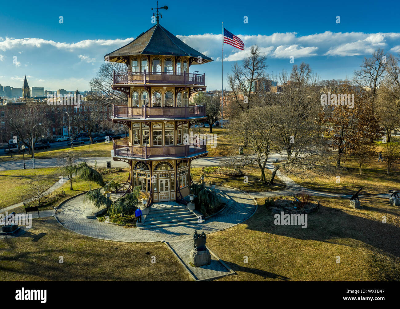 Patterson Park Pagoda en hiver à Baltimore, Maryland, USA avec le drapeau américain Banque D'Images