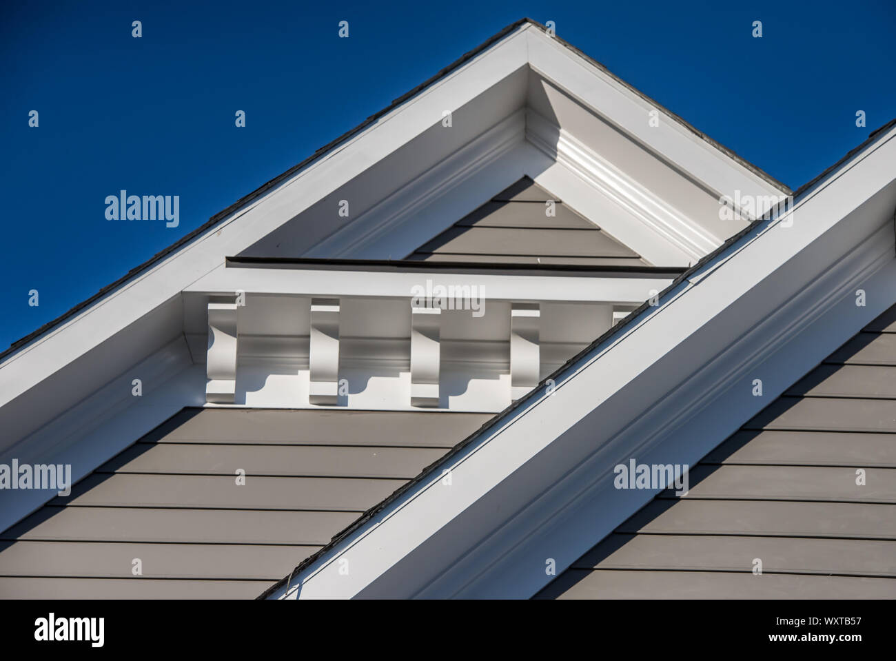 Plastique ou bois blanc décoration de toit à pignon, corbel, Louvre sur une nouvelle construction américaine de luxe maison unifamiliale dans la côte est USA avec blue s Banque D'Images