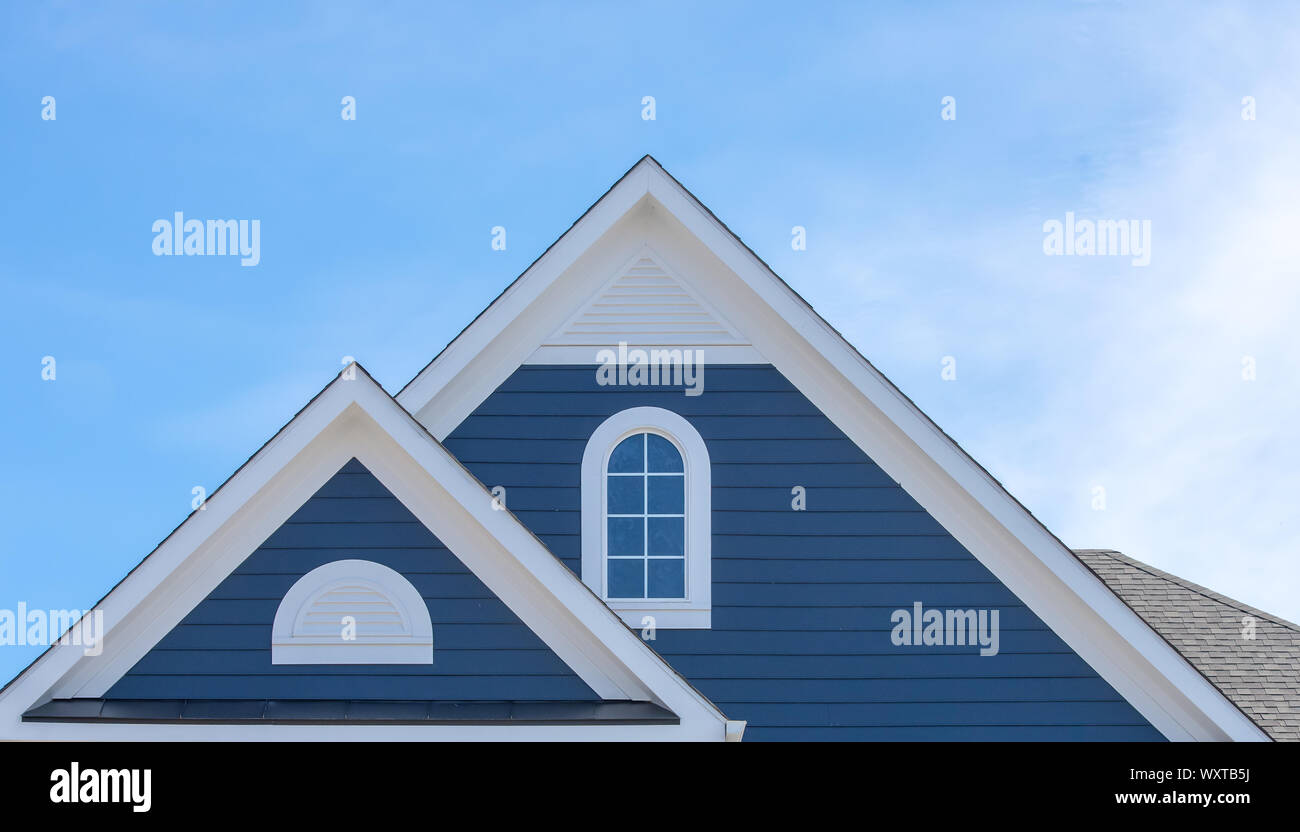 Plastique ou bois blanc décoration de toit à pignon, corbel, Louvre sur une nouvelle construction américaine de luxe maison unifamiliale dans la côte est USA avec blue s Banque D'Images