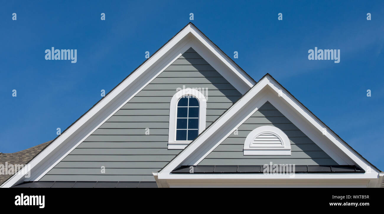 Plastique ou bois blanc décoration de toit à pignon, corbel, Louvre sur une nouvelle construction américaine de luxe maison unifamiliale dans la côte est USA avec blue s Banque D'Images