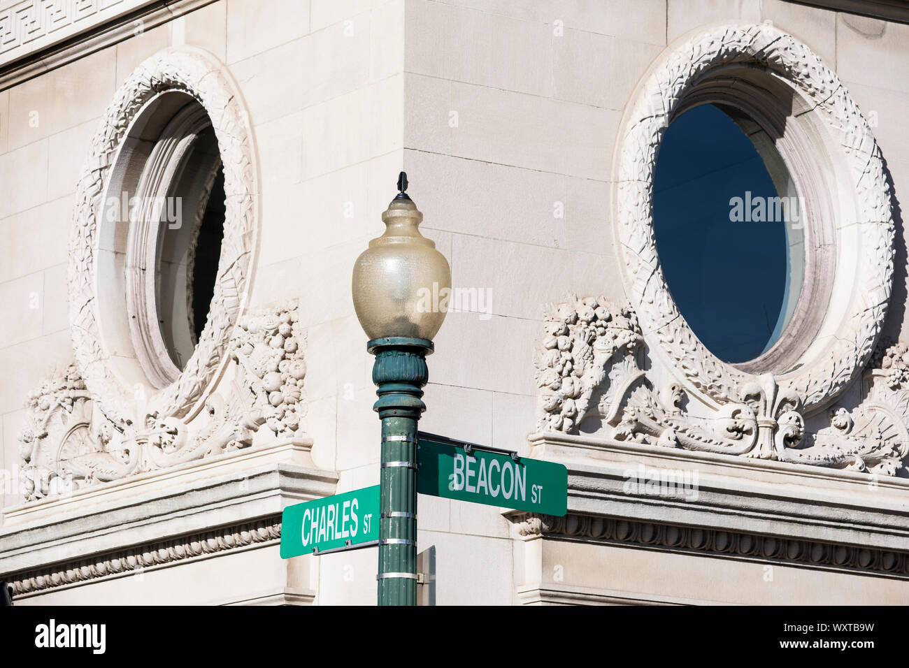 L'architecture d'époque traditionnel et lampe rue enseigne sur coin de rue Charles et Beacon Street à Boston, États-Unis Banque D'Images