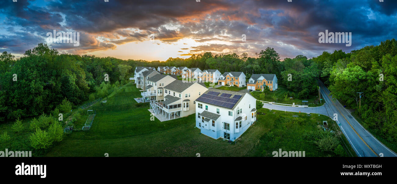 Immobilier de luxe américaine des maisons avec façade de briques et deux garages dans une nouvelle construction la rue Maryland USA voisinage aerial Banque D'Images