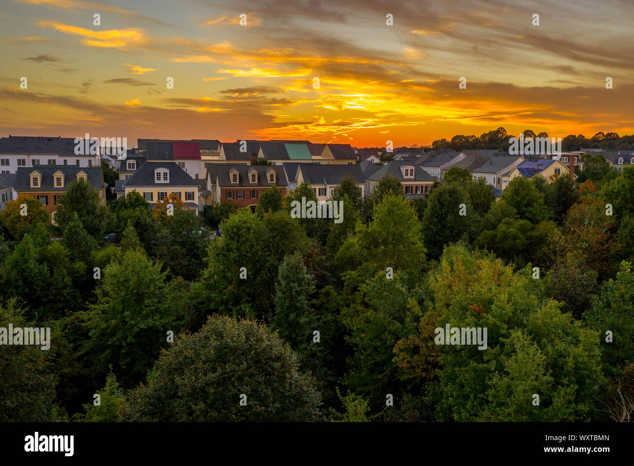 Banlieue américaine avec des maisons en rangée et les maisons unifamiliales dans la côte Est de l'Usa avec magnifique coucher de soleil vue aérienne Banque D'Images