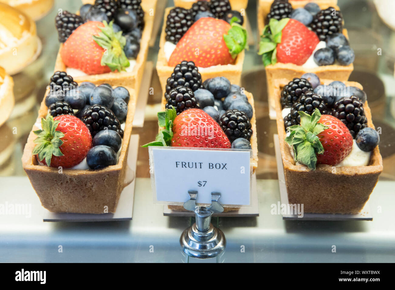 Gâteaux et pâtisseries exotiques en vente à Tatte boulangerie et un café à Charles Street, dans le quartier historique de Beacon Hill, Boston, Massachusetts, USA Banque D'Images