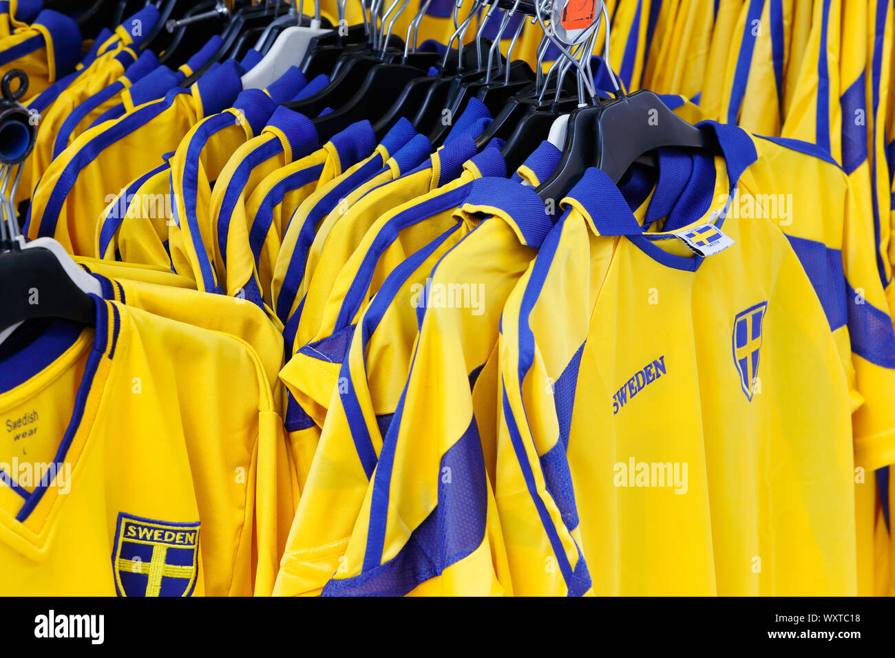 Stockholm, Suède - 10 septembre 2019 : l'équipe de soccer de couleur suédois unofficial shirts souvenirs à vendre. Banque D'Images