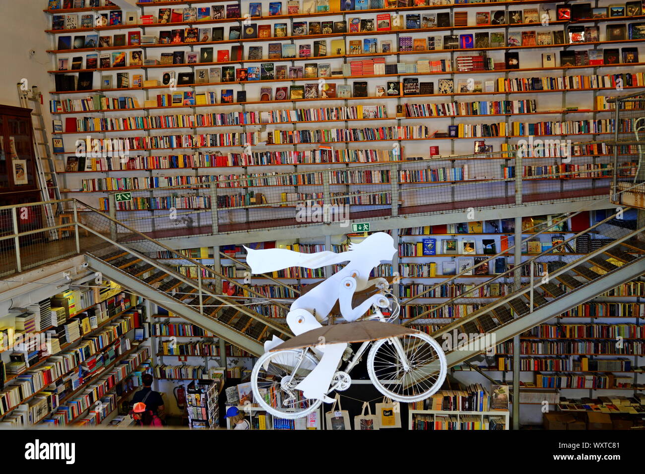 Ler Devagar, intérieur de la célèbre librairie avec des étagères à Lisbonne Portugal Banque D'Images