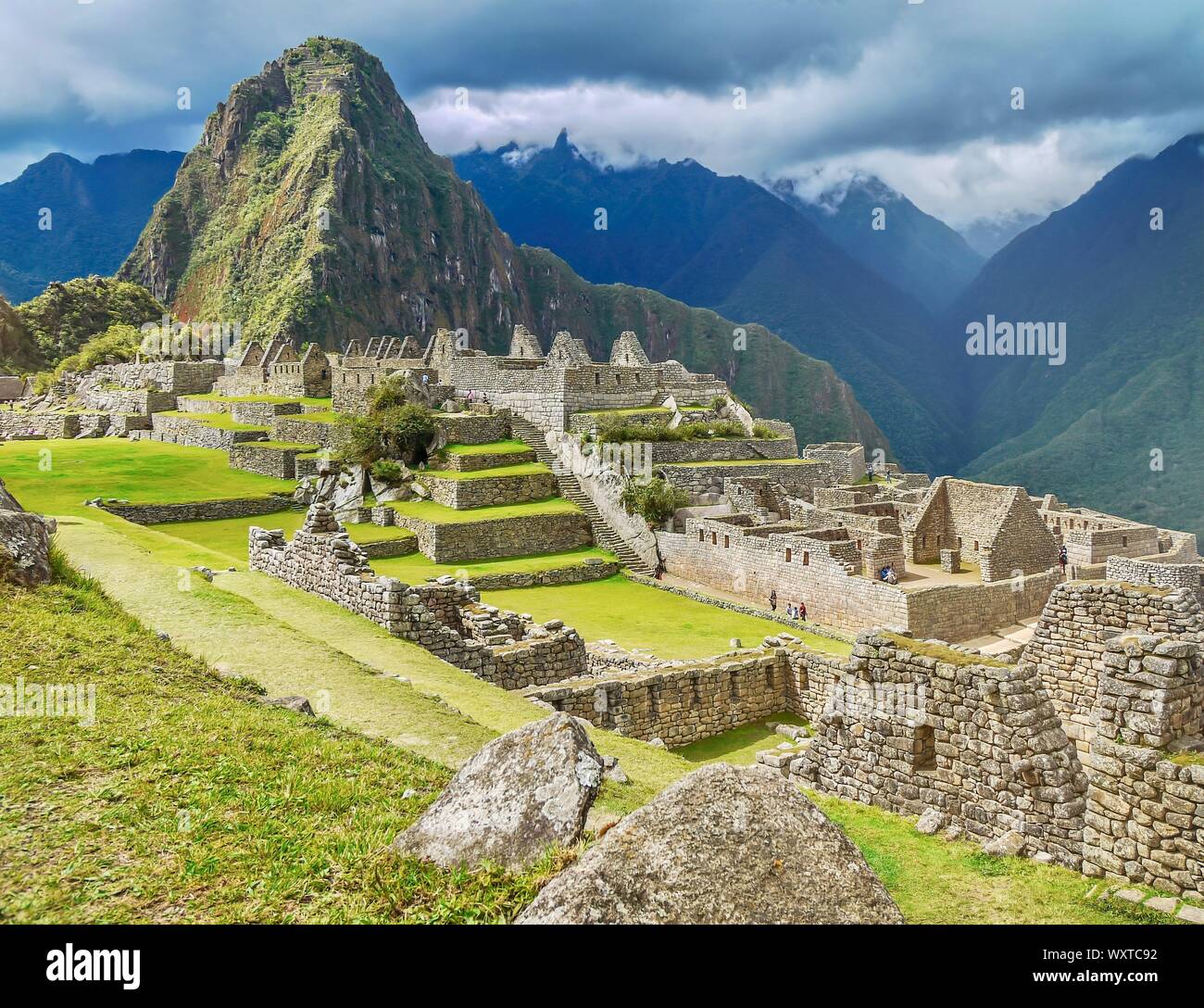 Une vue rapprochée des ruines et des terrasses vert vibrant à la base de la montagne Huayna Picchu dans belle Machu Picchu, au Pérou. Banque D'Images