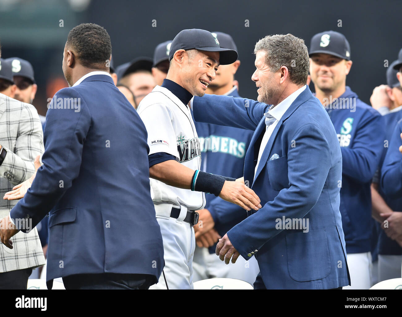 Ancien joueur de Seattle Mariners Ichiro Suzuki hugs navigateurs légende Edgar Martinez au cours d'une cérémonie qui a rendu hommage à la Suzuki Prix succès franchise avant le match de la Ligue Majeure de Baseball à T-Mobile Park le 14 septembre 2019, à Seattle, États-Unis. Credit : AFLO/Alamy Live News Banque D'Images