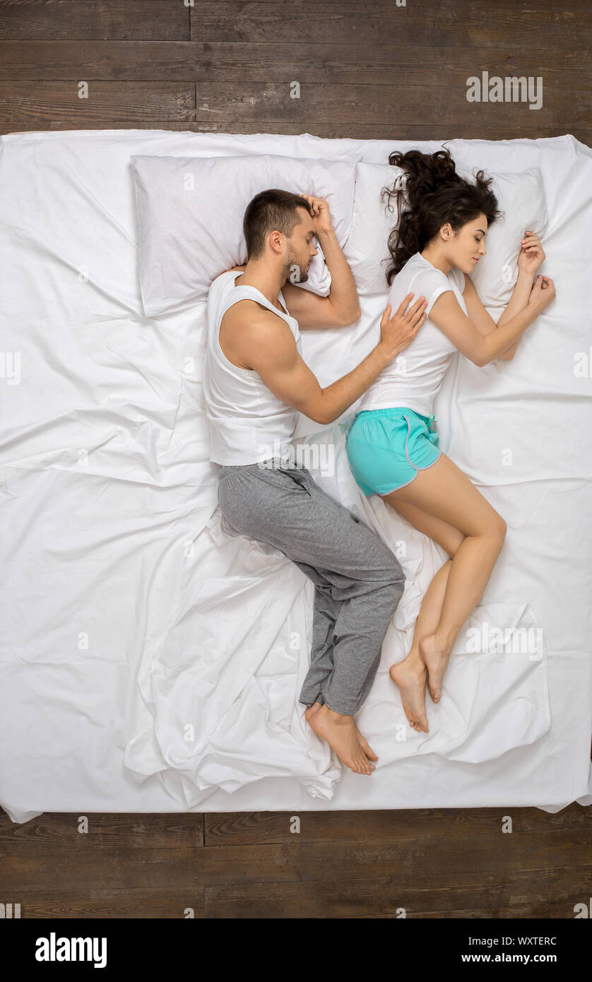 Jeune couple relaxation sur la vue de dessus de lit sleeping Banque D'Images