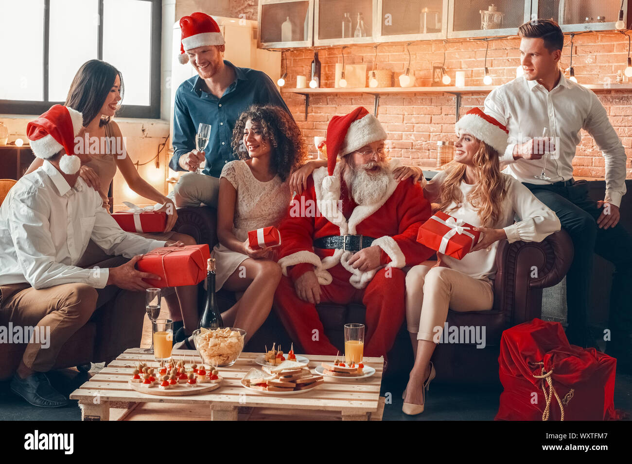 Groupe d'amis partie en même temps l'intérieur célébration Banque D'Images