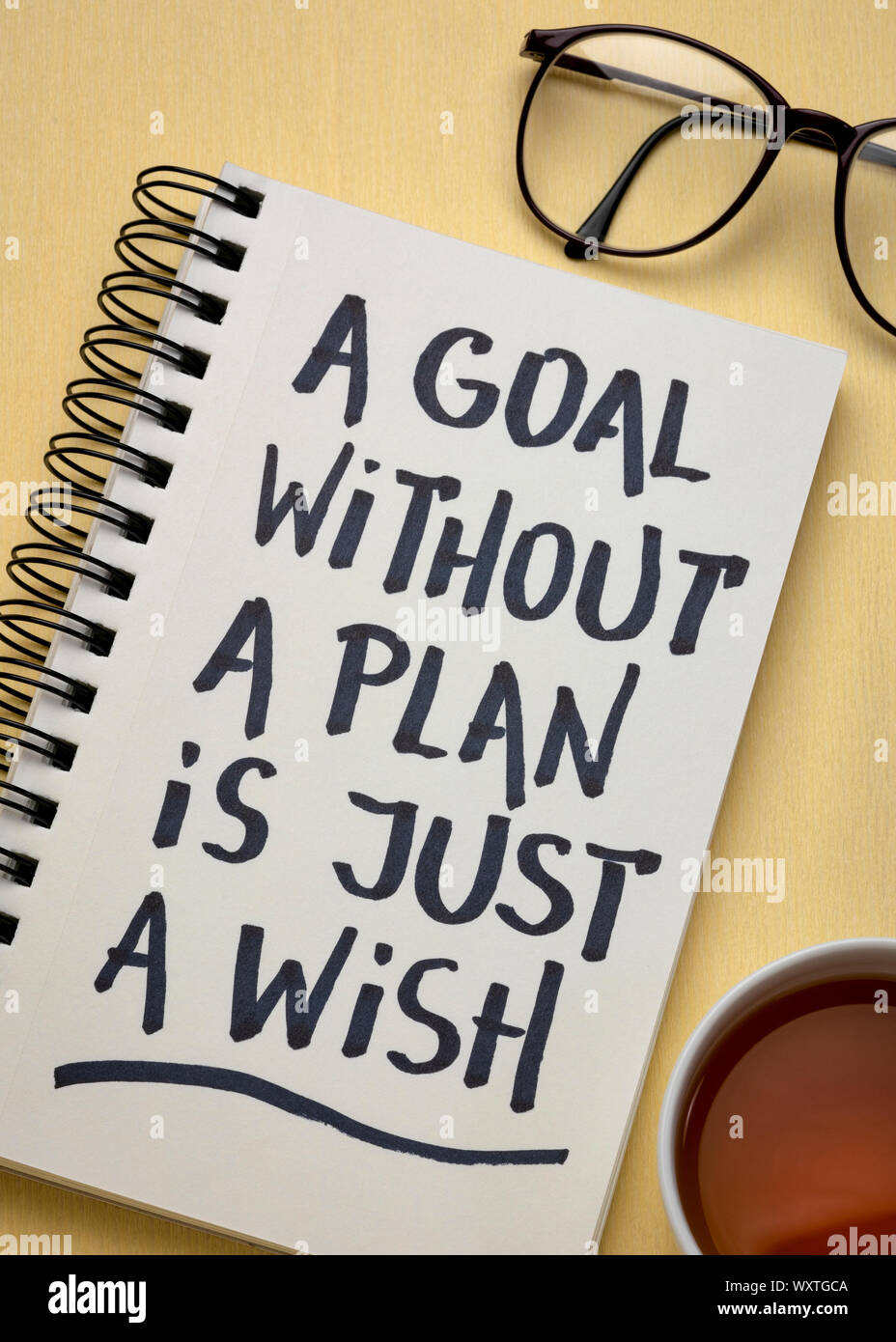 Un objectif sans un plan n'est qu'un souhait - écriture de motivation dans un carnet à spirales avec une tasse de thé, de développement personnel, d'affaires ou de carrière conce Banque D'Images