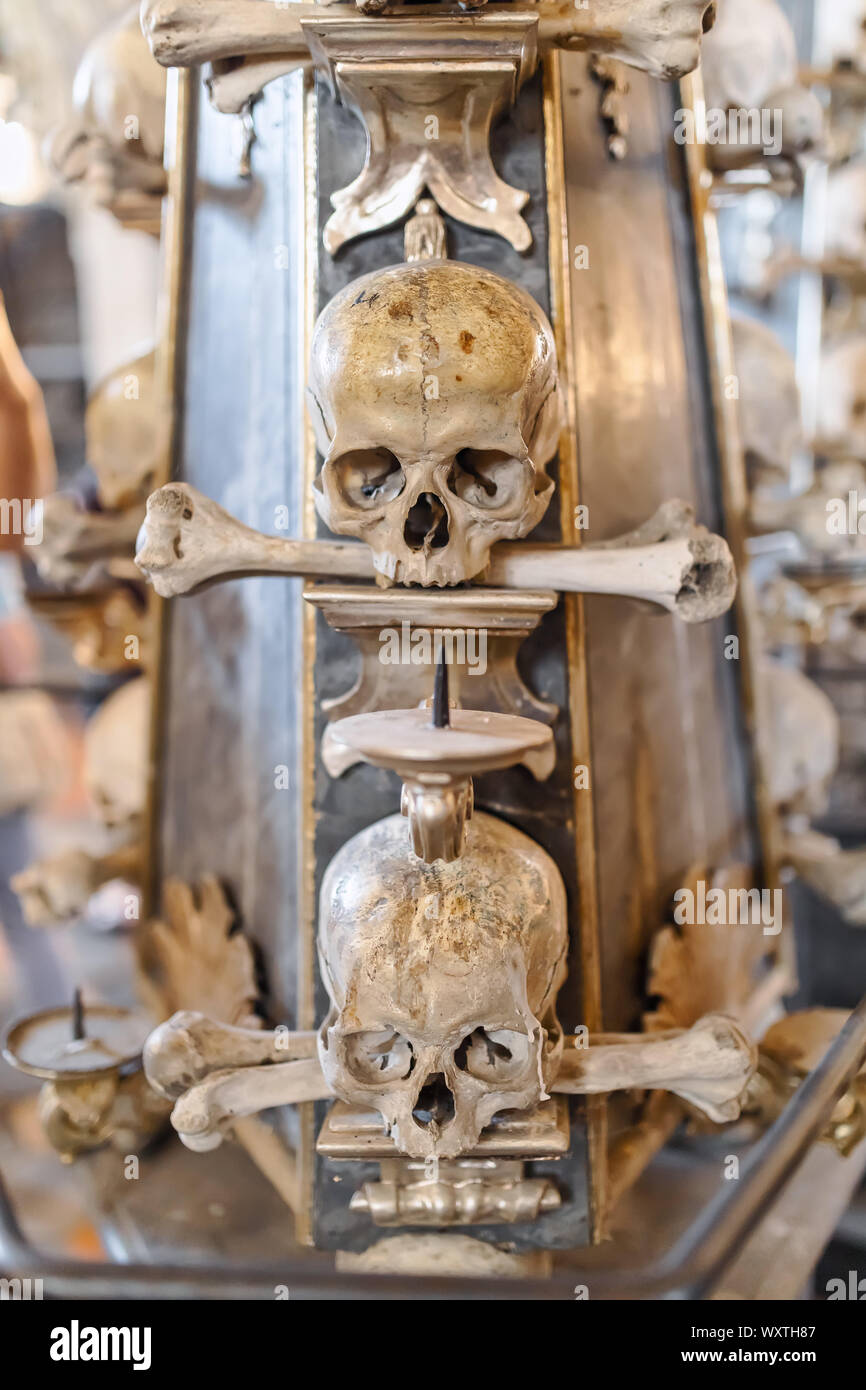Des crânes humains et des os Kostnice Sedlec ossuaire, petite chapelle catholique romaine, l'église du cimetière de tous les Saints à Sedlec, une banlieue de Kutna Hora en rt Banque D'Images