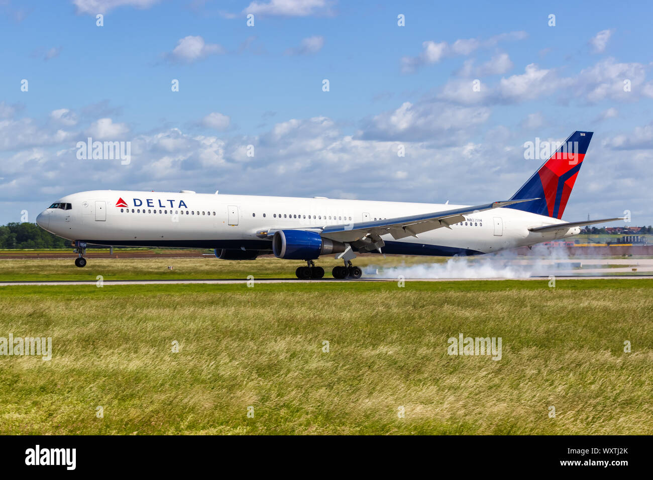 Stuttgart, Allemagne - le 8 juin 2019 : Delta Air Lines Boeing 767 avion à l'aéroport de Stuttgart (STR) en Allemagne. Banque D'Images