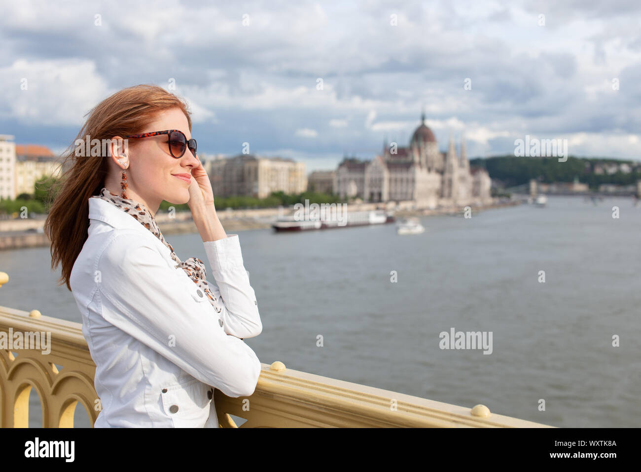 Woman à Budapest au cours de l'automne de visites, Hongrie Banque D'Images