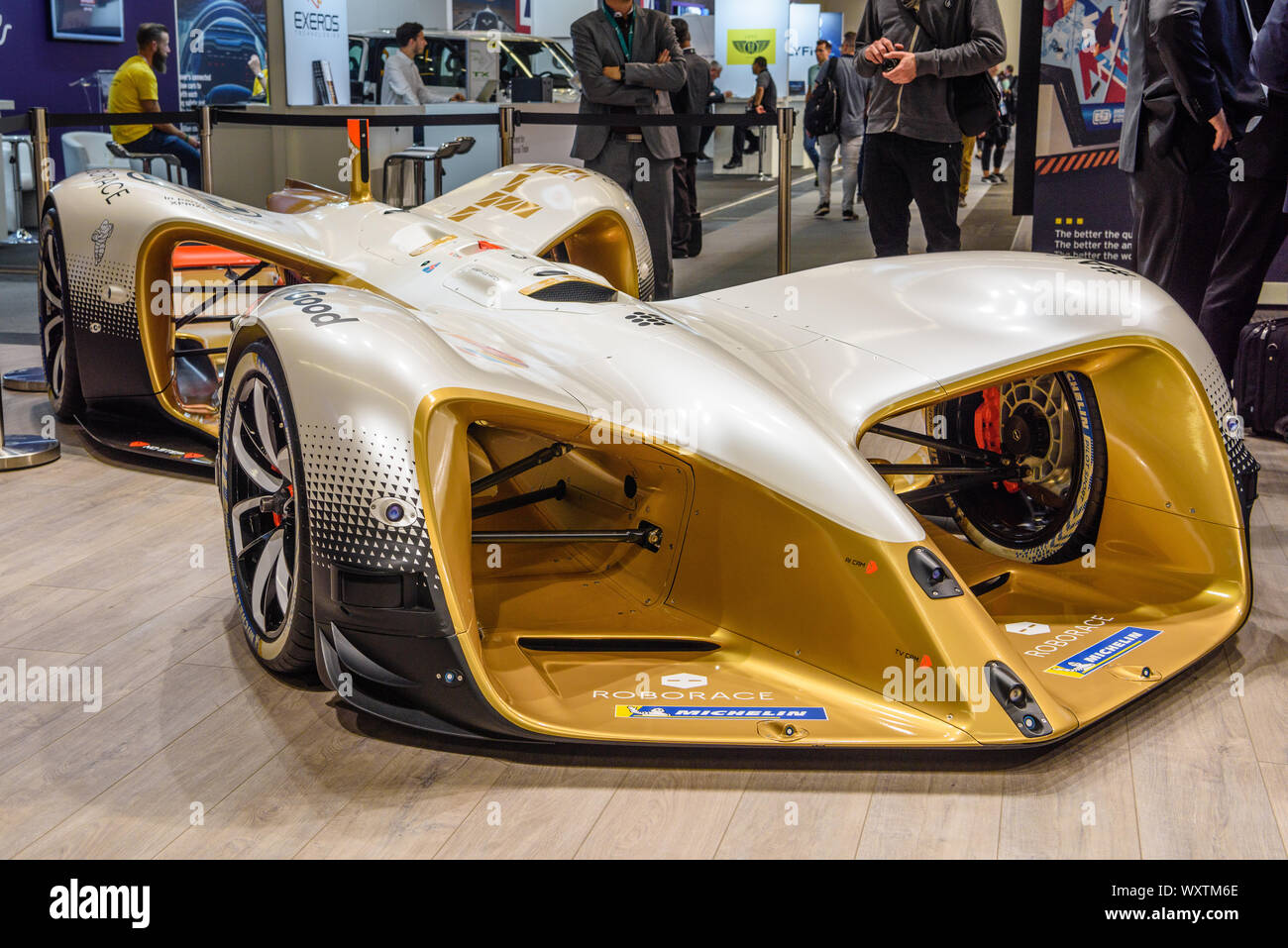 Francfort, Allemagne - Sept 2019 : blanc jaune est un ROBORACE la conduite de manière autonome, véhicule électrique. Son but est d'être le premier champion mondial Banque D'Images