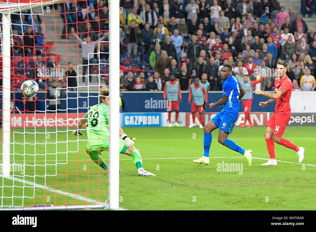 Salzbourg, Autriche, 17 septembre 2019 - CL - 19/20 - RB Salzburg Vs. KRC Genk re. Dominik Szoboszlai (FC Salzburg) rend l'objectif de 5 : 1, gardien Gaëtan Coucke (Genk), ne peut pas empêcher l'objectif. gardien/gardien/| utilisée dans le monde entier Banque D'Images