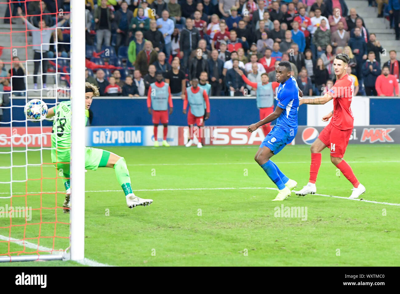 Salzbourg, Autriche, 17 septembre 2019 - CL - 19/20 - RB Salzburg Vs. KRC Genk re. Dominik Szoboszlai (FC Salzburg) rend l'objectif de 5 : 1, gardien Gaëtan Coucke (Genk), ne peut pas empêcher l'objectif. gardien/gardien/| utilisée dans le monde entier Banque D'Images