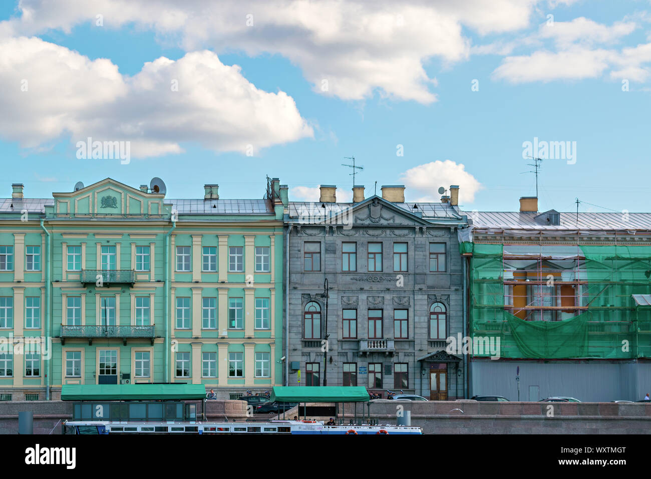 Saint-pétersbourg, Russie, septembre 2019 : Façade d'un bâtiment ancien sur la Promenade des Anglais, et le plaisir de la rivière Neva, navires à moteur de tourisme Banque D'Images