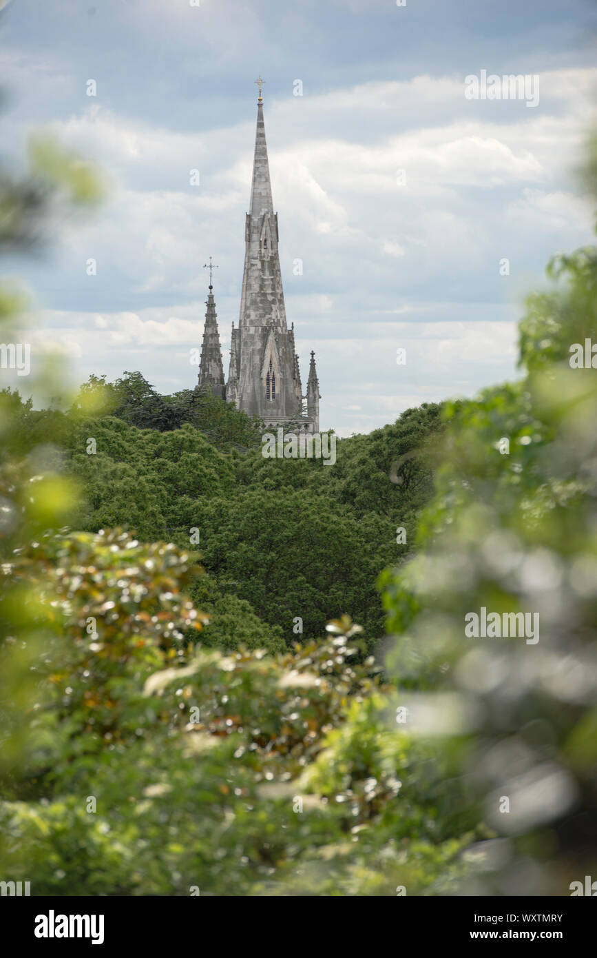 Tree-view encadrée de clocher d'église historique à Londres, notre étoile de la mer My Ladye Église catholique romaine. Vu de l'Observatoire Royal de Greenwich, Royaume-Uni. Banque D'Images