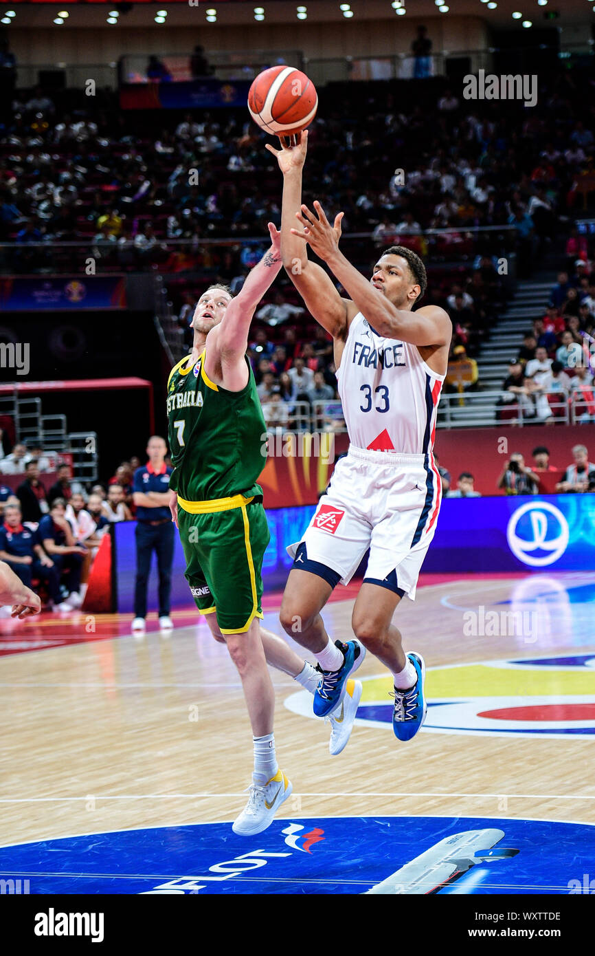 Axel Toupane (France) et Joe Ingles (Australie). Coupe du Monde de Basket-ball de la FIBA, Chine 2019, demi-finale. Match pour la médaille de bronze Banque D'Images