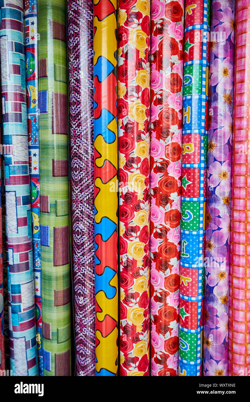 Rouleaux de revêtement de sol en vinyle de couleur vive à Kuching, Sarawak, Bornéo, Malaisie. L'image est bonne pour un arrière-plan. Banque D'Images