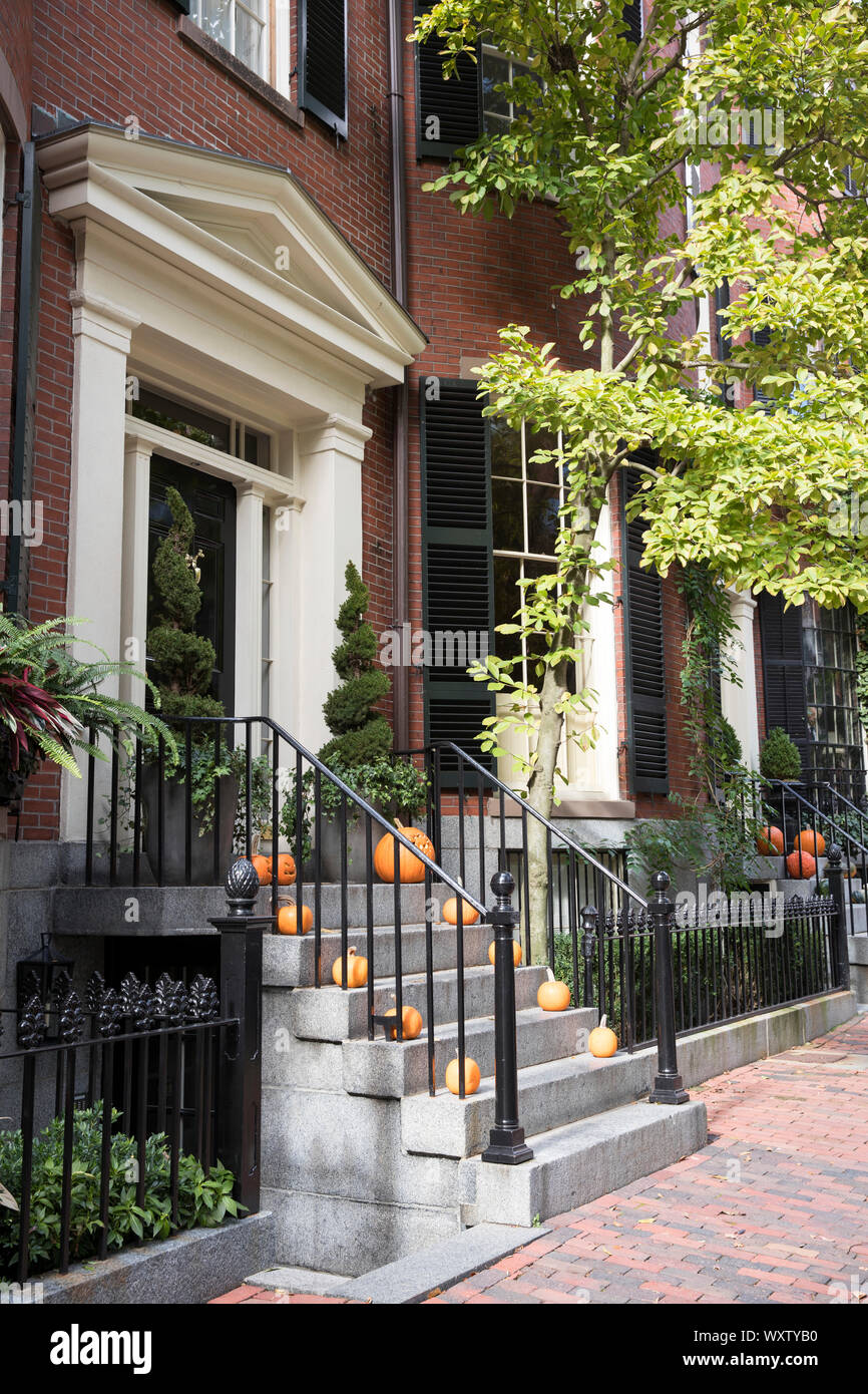 Citrouilles d'Halloween à l'avant porte d'une maison dans le quartier historique de Beacon Hill, Boston, Massachusetts, USA Banque D'Images