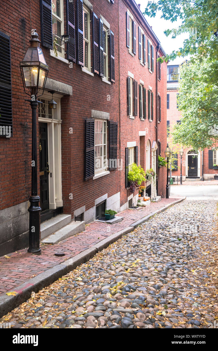 La célèbre rue pavée, le Beacon Hill dans le quartier historique de Boston, Massachusetts, USA Banque D'Images