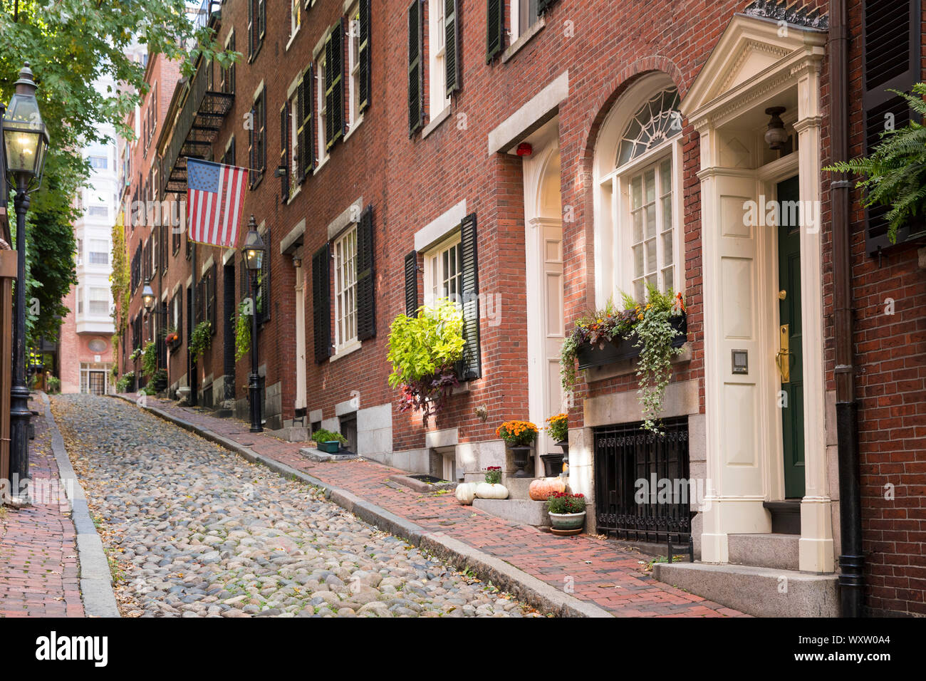 Les touristes voir le célèbre rue pavée, le Beacon Hill dans le quartier historique de Boston, Massachusetts pendant la nuit, USA Banque D'Images