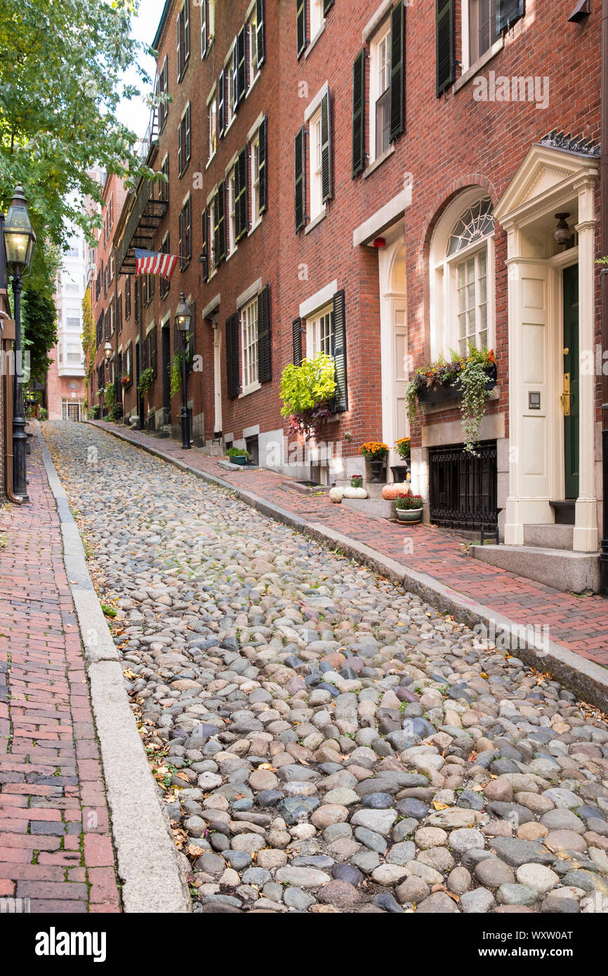 Les touristes voir le célèbre rue pavée, le Beacon Hill dans le quartier historique de Boston, Massachusetts pendant la nuit, USA Banque D'Images