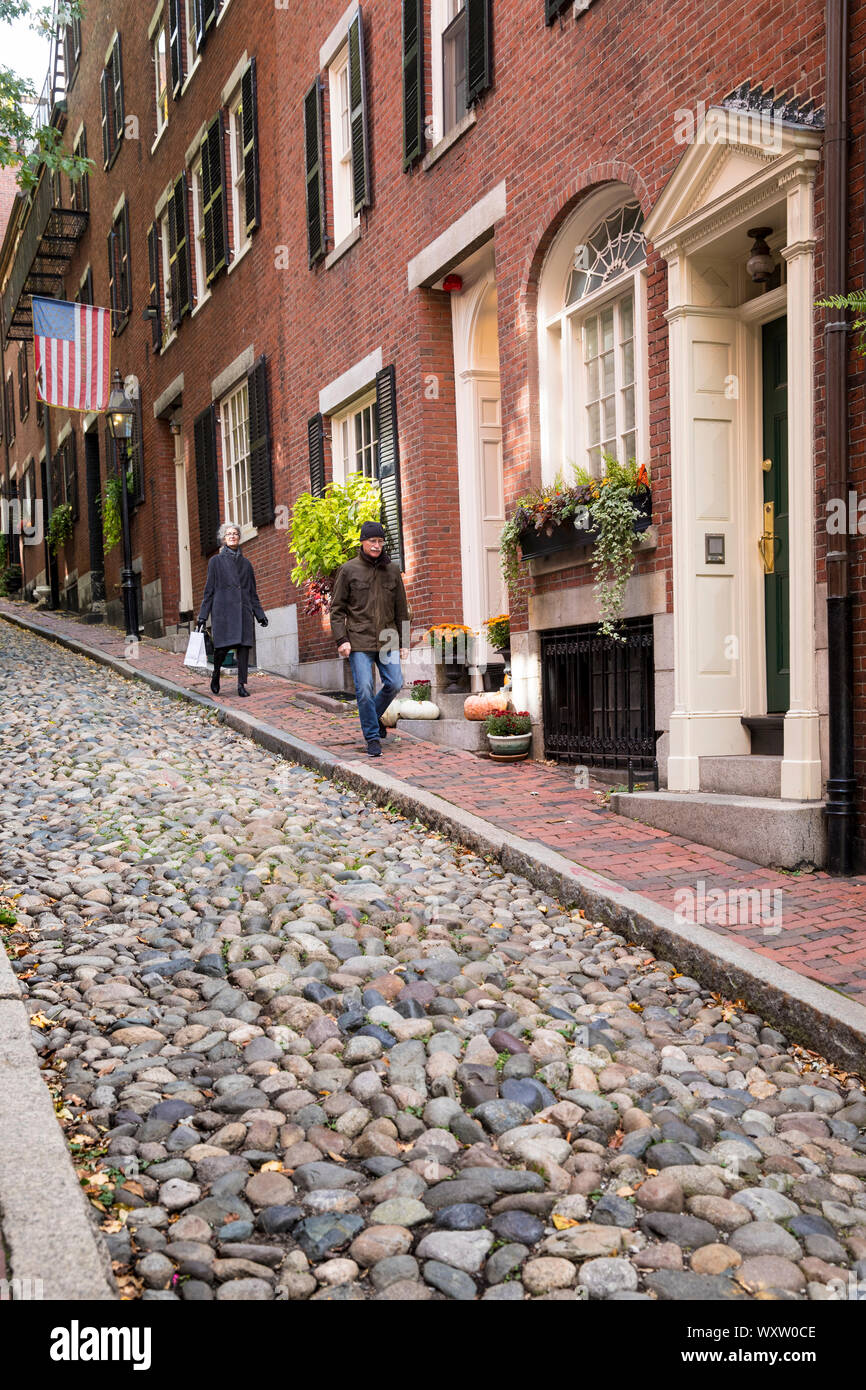 Les gens qui marchent dans la célèbre rue pavée, le Beacon Hill dans le quartier historique de Boston, Massachusetts pendant la nuit, USA Banque D'Images