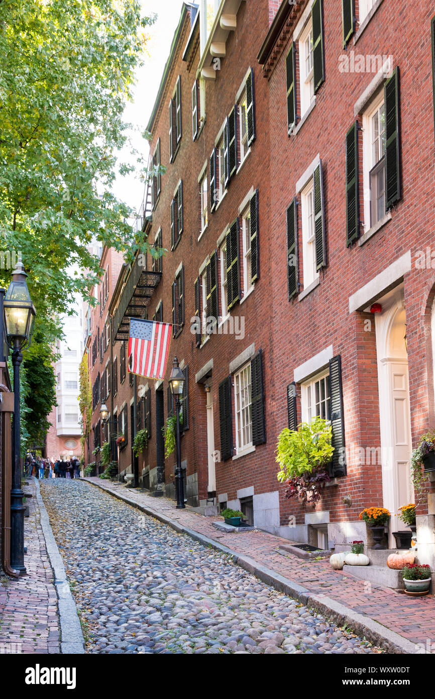 Les touristes voir le célèbre rue pavée, le Beacon Hill dans le quartier historique de Boston, Massachusetts pendant la nuit, USA Banque D'Images