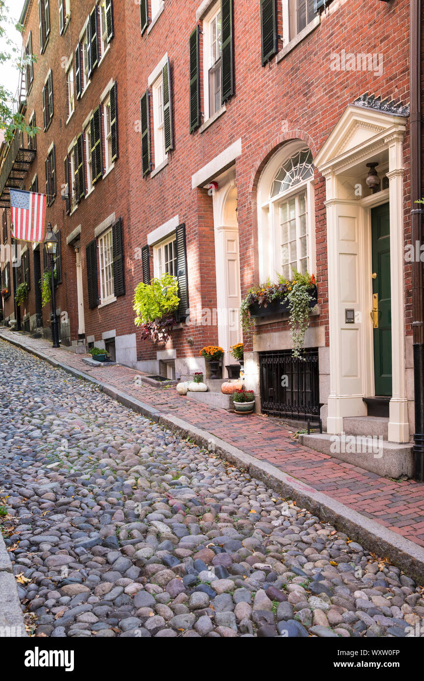 La célèbre rue pavée, le Beacon Hill dans le quartier historique de Boston, Massachusetts pendant la nuit, USA Banque D'Images