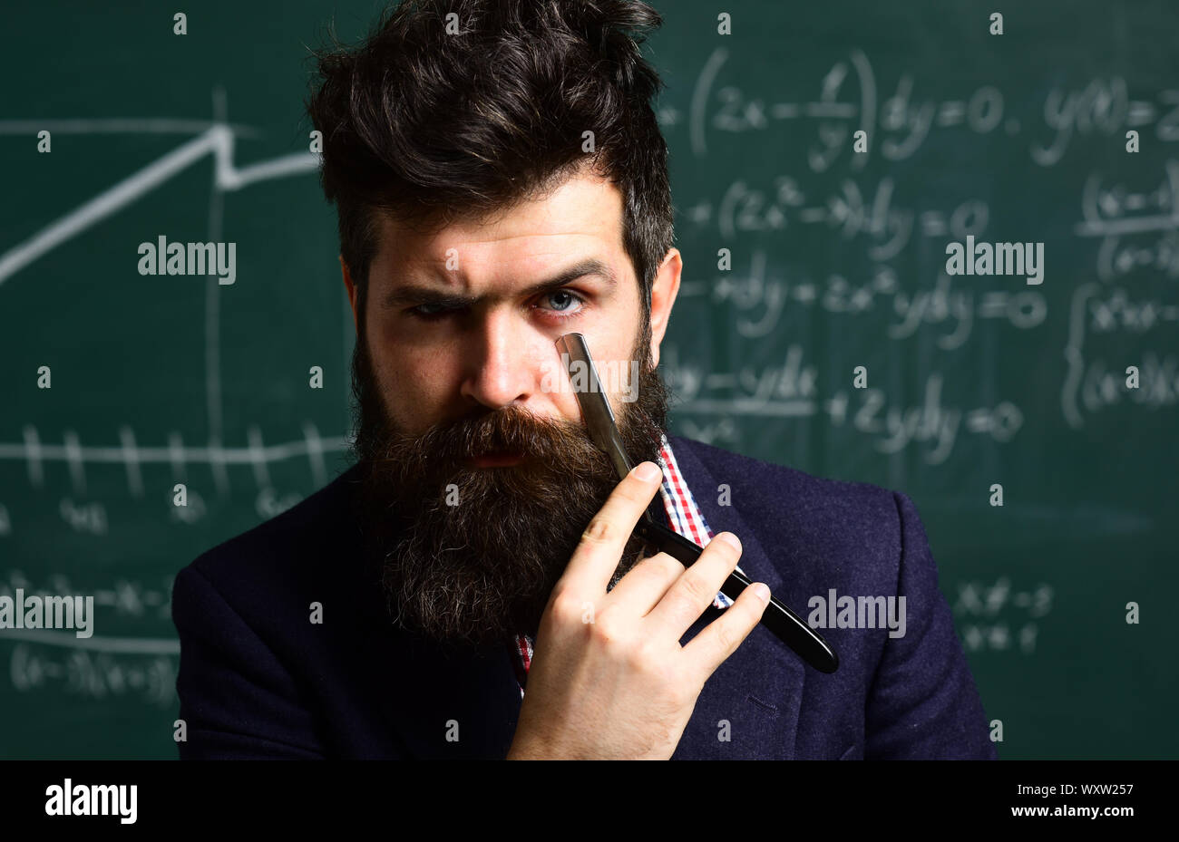 Homme barbu est tuteur ou enseignant. Activités d'éducation en classe à l'école. Tuteur devra réévaluer les objectifs des étudiants. Les grands enseignants f Banque D'Images