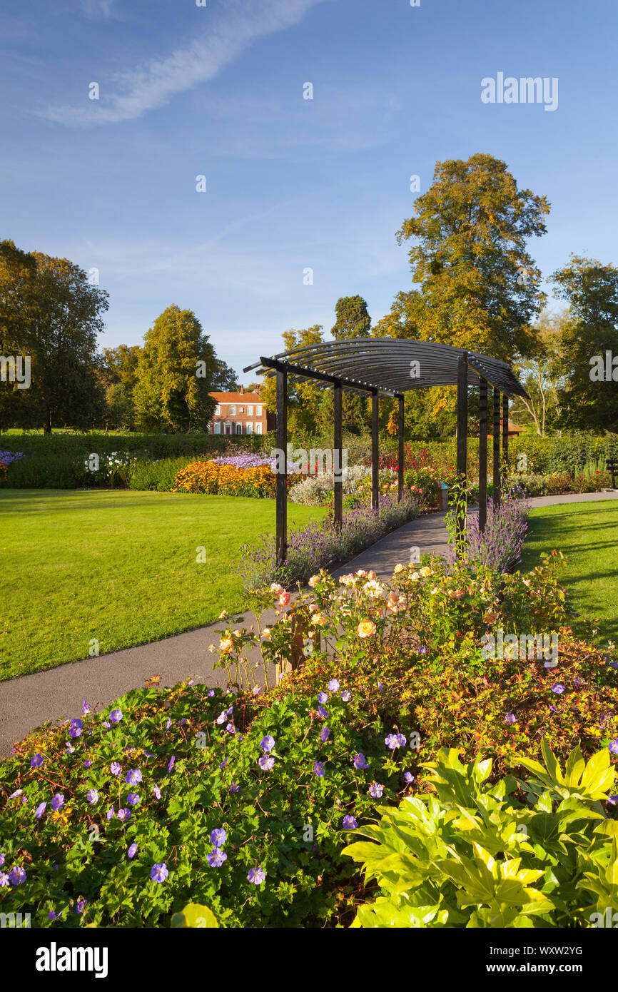 Barton-upon-Humber, Nord du Lincolnshire, au Royaume-Uni. 17 septembre 2019. Météo France : Le Tchad Varah Memorial Garden dans Baysgarth Park, le long d'une soirée de septembre au début de l'automne. Credit : LEE BEEL/Alamy Live News. Banque D'Images