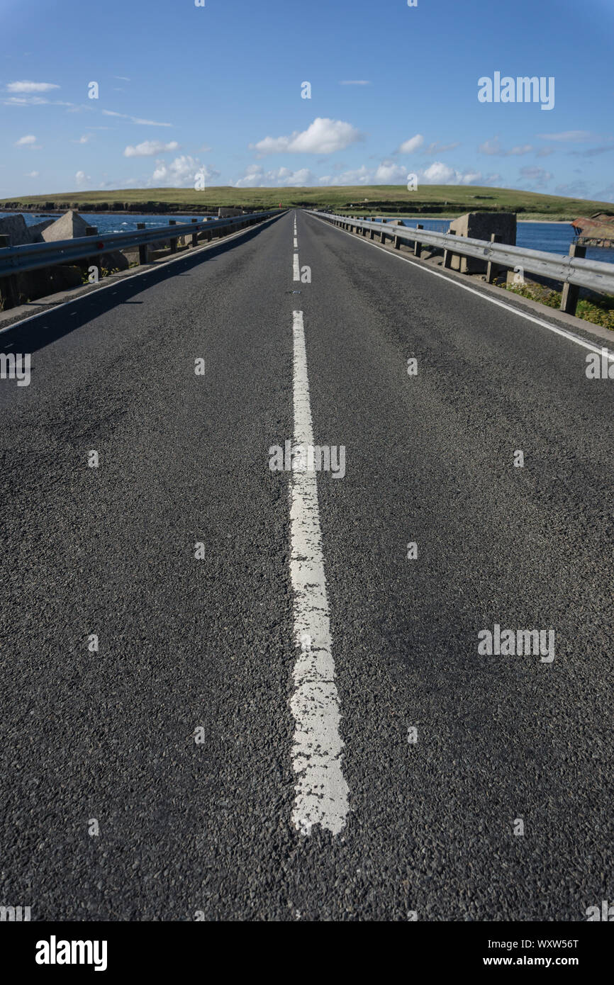 Vue de la route à travers la barrière Churchill 3, Scapa Flow, Orkney, Scotland Banque D'Images